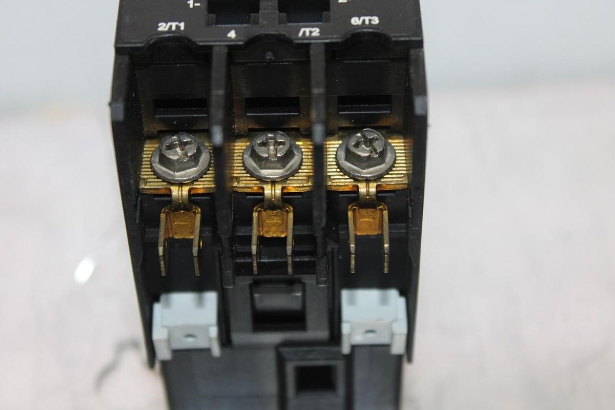 Used GENERAL ELECTRIC CONTACTOR CR553AB3*AA 25 AMP 600 VAC 3-POLE COIL: 110/120V