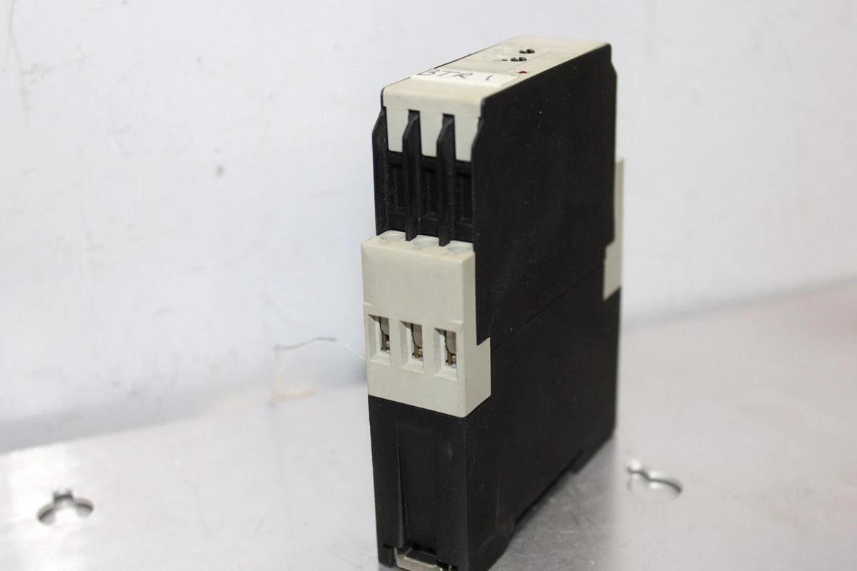 Used TELEMECANIQUE TIME DELAY RELAY RE4-TL11BU 0.05 SEC TO 300 HOUR 240 VAC 1.5 AMP