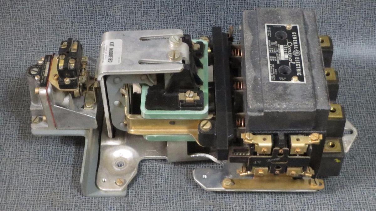 Used GENERAL ELECTRIC NEMA CONTROL STARTER CR2810EDAB1B 600 VOLT 100 AMP SIZE 3