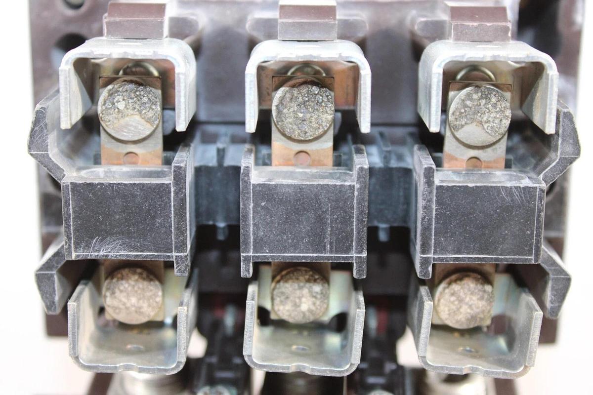 Used CUTLER HAMMER CONTACTOR C832JN8 120 AMP 600 VOLT 3-PHASE COIL: 120V **WARRANTY**