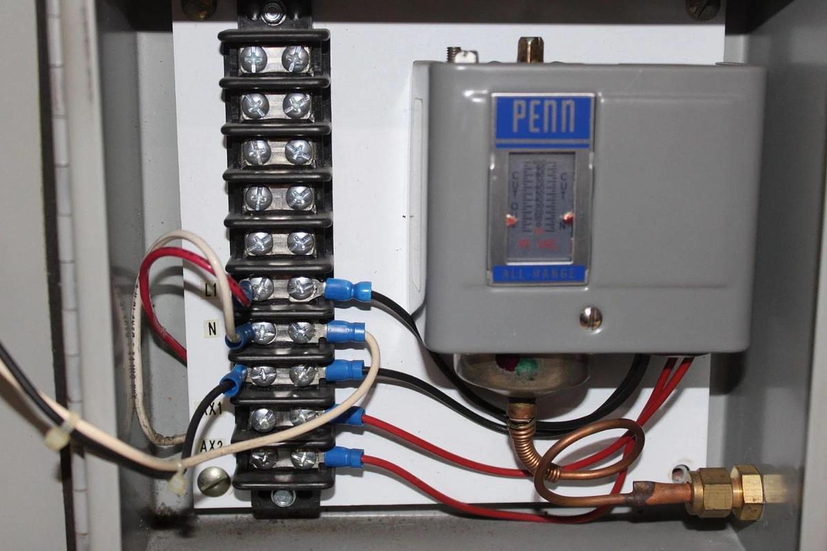 Used FEDERAL SIGNAL VIBRATONE HORN ENCLOSED ALARM SYSTEM 350 120 VOLT 0.18 AMP