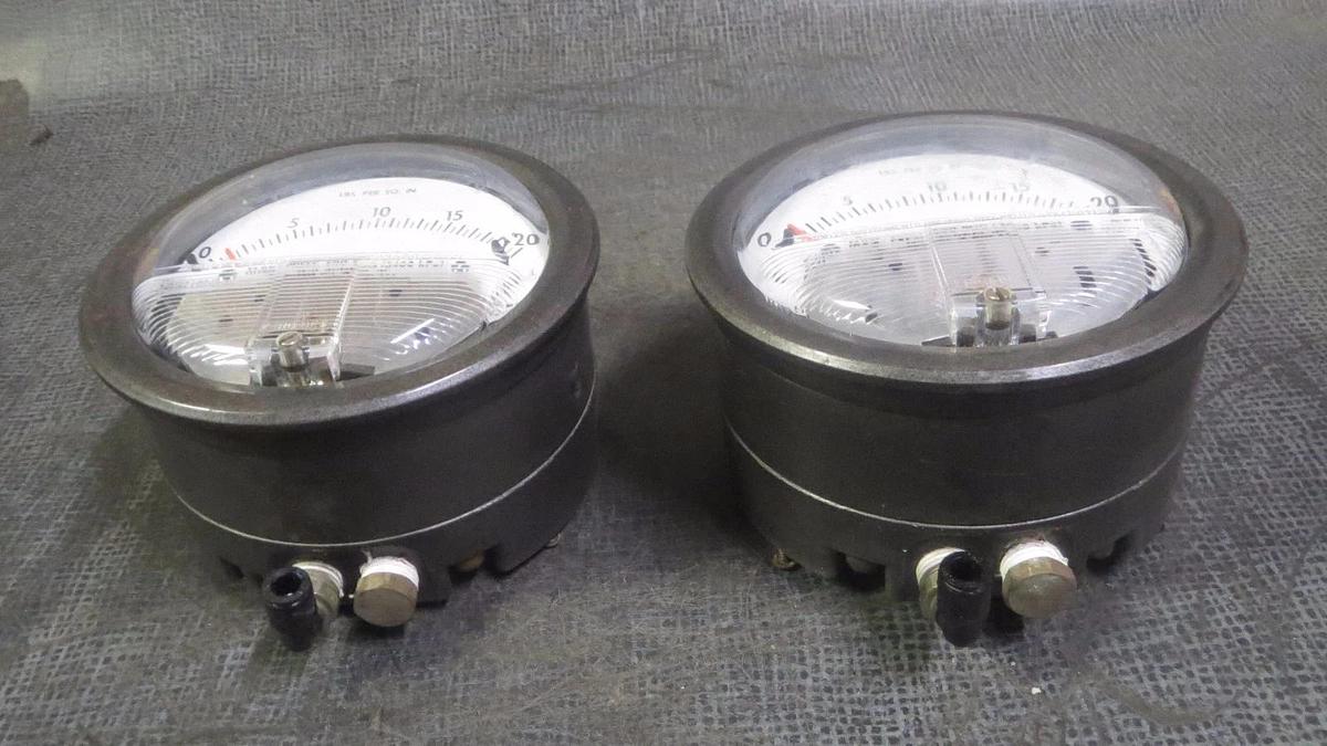 Used (1) DWYER CAPSUHELIC PRESSURE METER 500 PSIG (3400 kPa) MODEL: 4220C