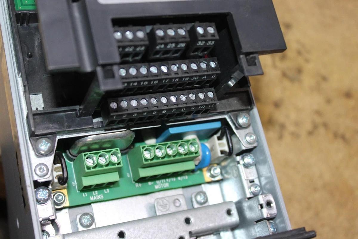 Used EATON H-MAX VARIABLE FREQUENCY DRIVE HMX34AG01221-N NEMA 1 5.5 KW 7.5 HP