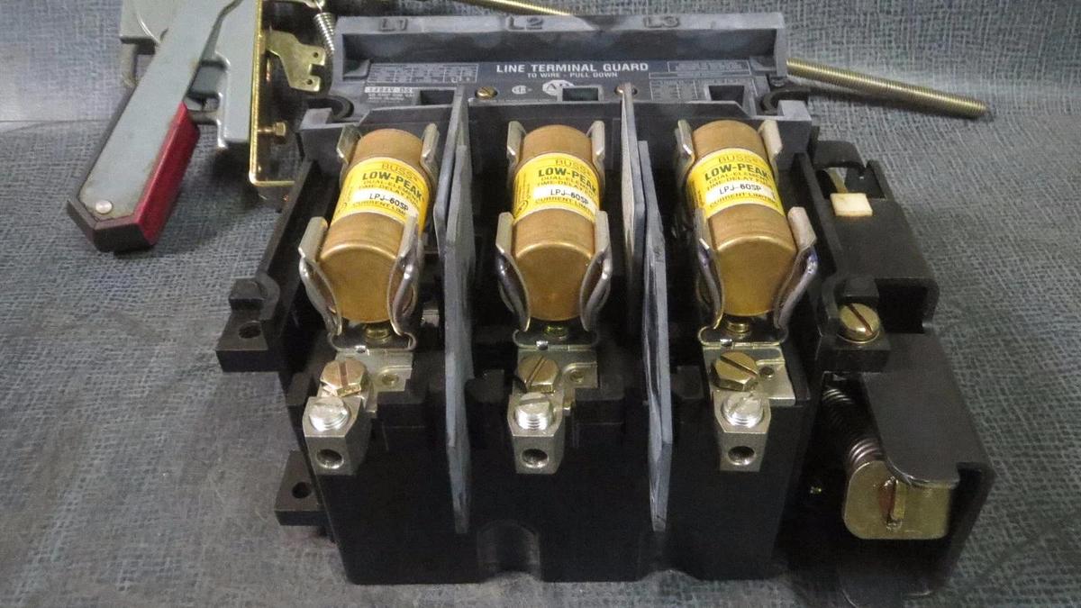 Used ALLEN BRADLEY FUSIBLE DISCONNECT SWITCH 60 AMP 600V 3 POLE MODEL: 1494V-DS60