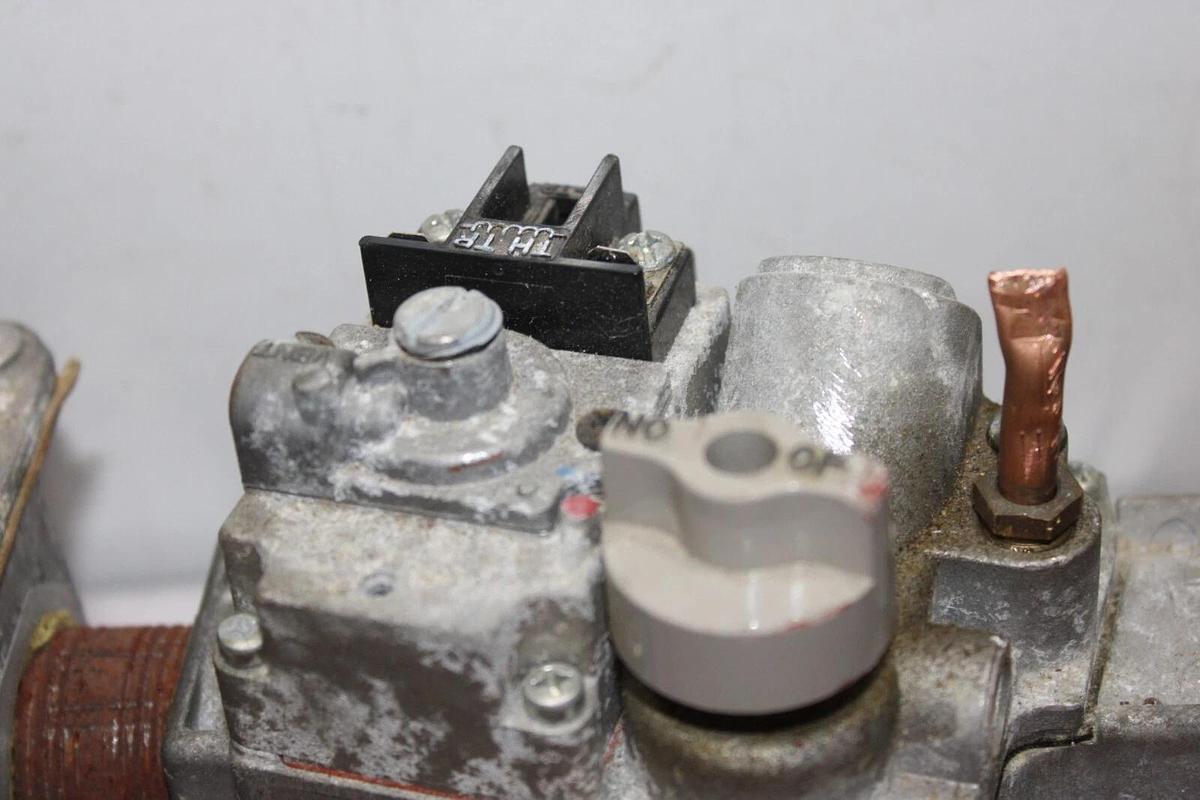 Used ROBERTSHAW GAS VALVE 7000DERHC 0.5 PSI W/ MAXITROL SELECTRA MODULATING VALVE