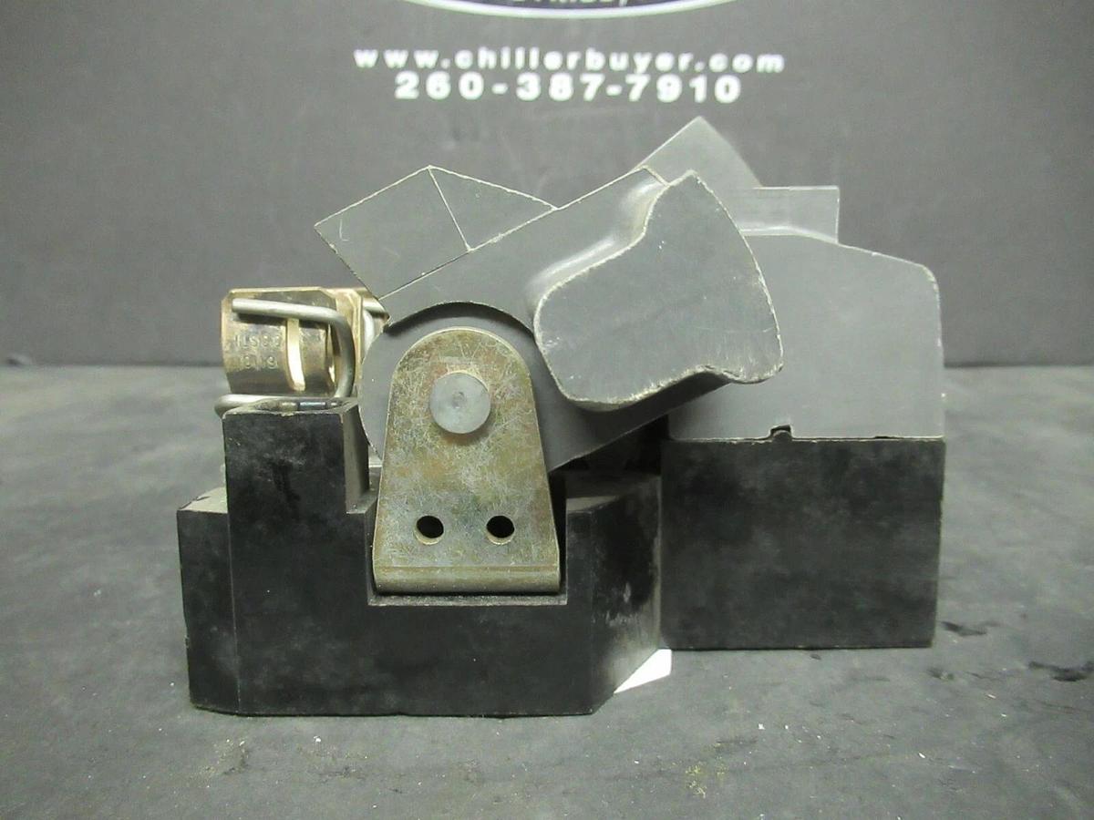 Used ALLEN BRADLEY DISCONNECT SWITCH 40021-58-02 600 VAC W/ X-401978 30 AMPS 600 VAC