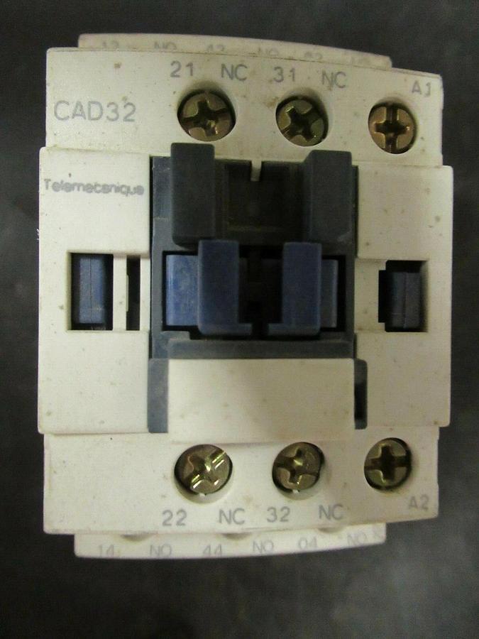 Used TELEMECANIQUE CONTROL RELAY CAD32  10 AMP 600 VAC **WARRANTY INCLUDED!**