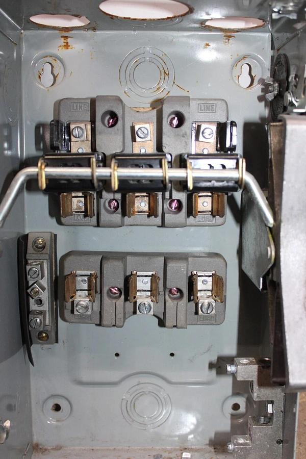 Used ITE ENCLOSED SWITCH SN422 60 AMP 240 VAC TYPE 1 3-PHASE 15HP