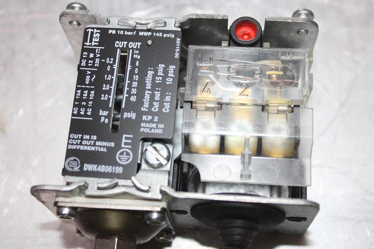 Used DANFOSS DIFFERENTIAL PRESSURE SWITCH X13200305-01 DWK4B06199 400 VAC 16 AMP
