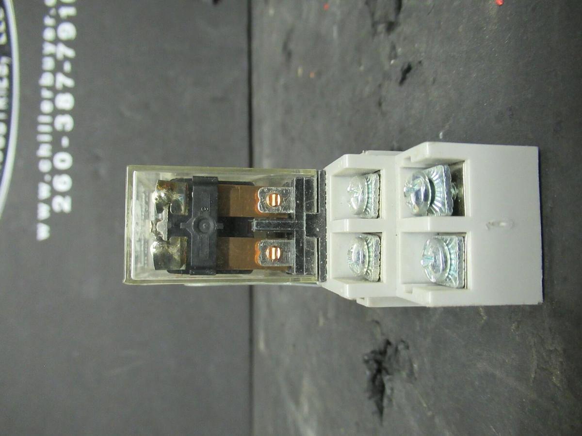 Used ALLEN BRADLEY RELAY AND BASE 700-HF32A24 SER. B W/ 700-HN116 SER. B BASE
