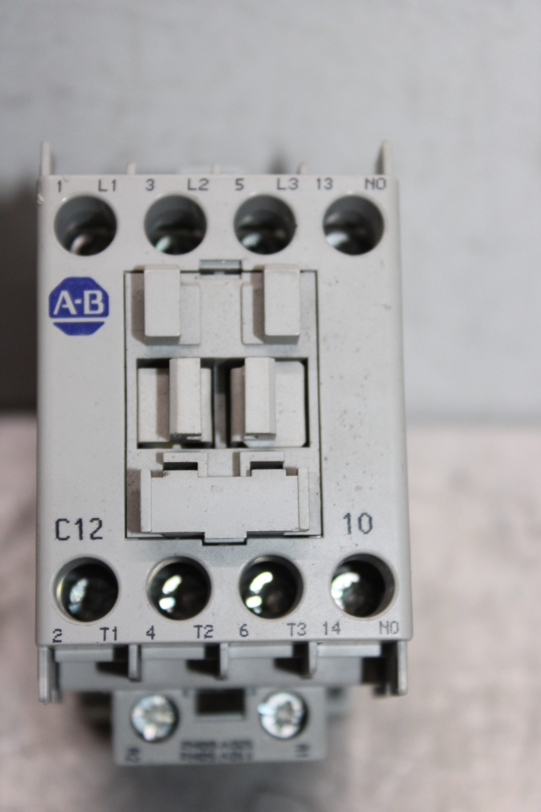 Used ALLEN BRADLEY CONTACTOR 100-C12*10 600 VAC 25 AMP 10 HP COIL: 120 VAC