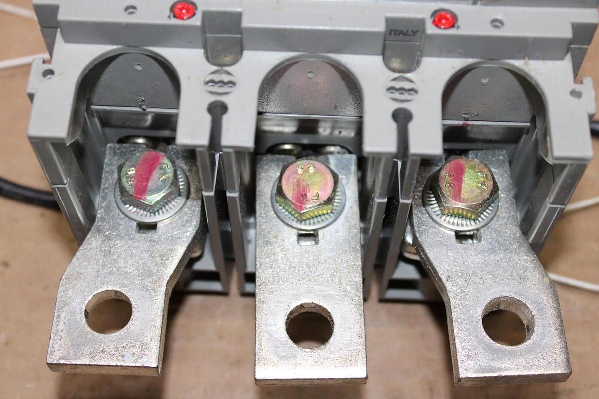 Used MERLIN GERIN COMPACT MOLDED CASE SWITCH NSJ400 400 AMP 690 VOLT 3-POLE