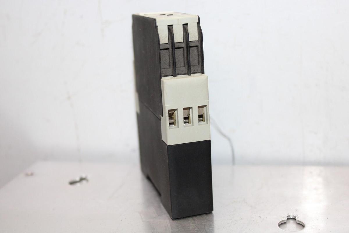 Used TELEMECANIQUE TIME DELAY RELAY RE4-TL11BU 0.05 SEC TO 300 HOUR 240 VAC 1.5 AMP