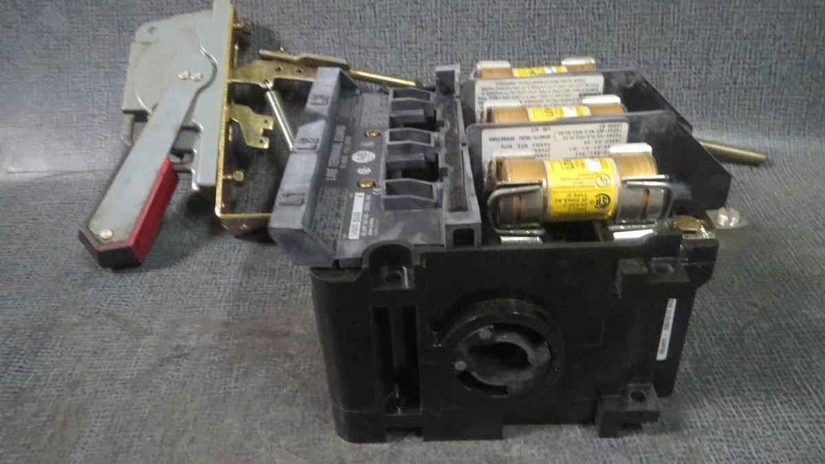 Used ALLEN BRADLEY FUSIBLE DISCONNECT SWITCH 60 AMP 600V 3 POLE MODEL: 1494V-DS60