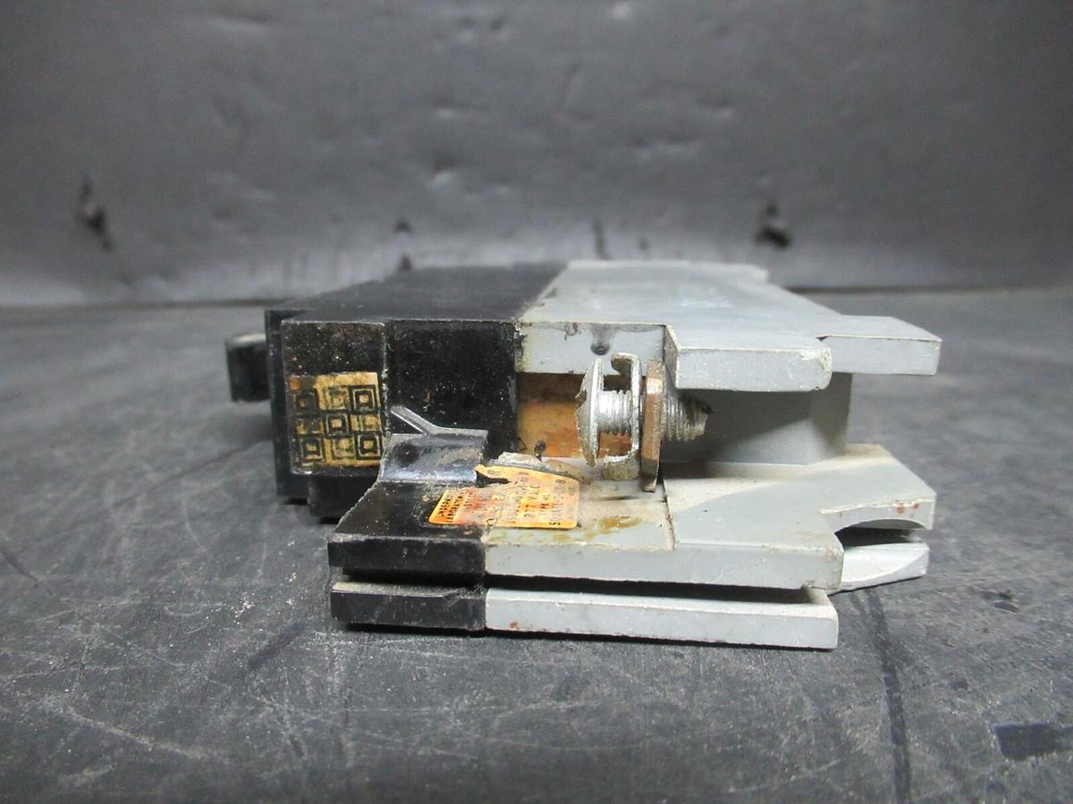 Used SQUARE D SINGLE POLE BREAKER 20 AMP 277 VAC TYPE: ML - DH-61 - 992920 J29L143