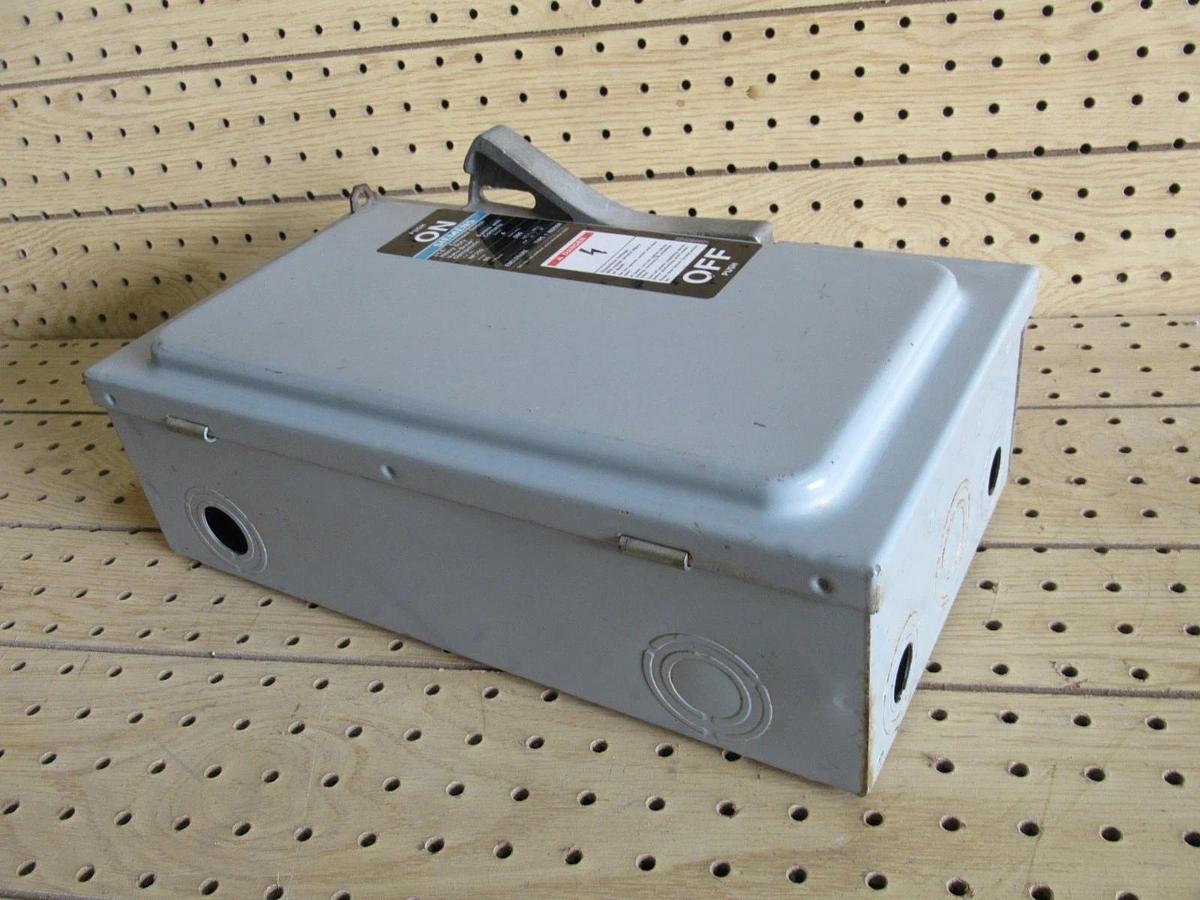 Used SIEMENS NON FUSIBLE SAFETY DISCONNECT SWITCH NF352 60A 600VAC 50HP 3 PH TYPE 1