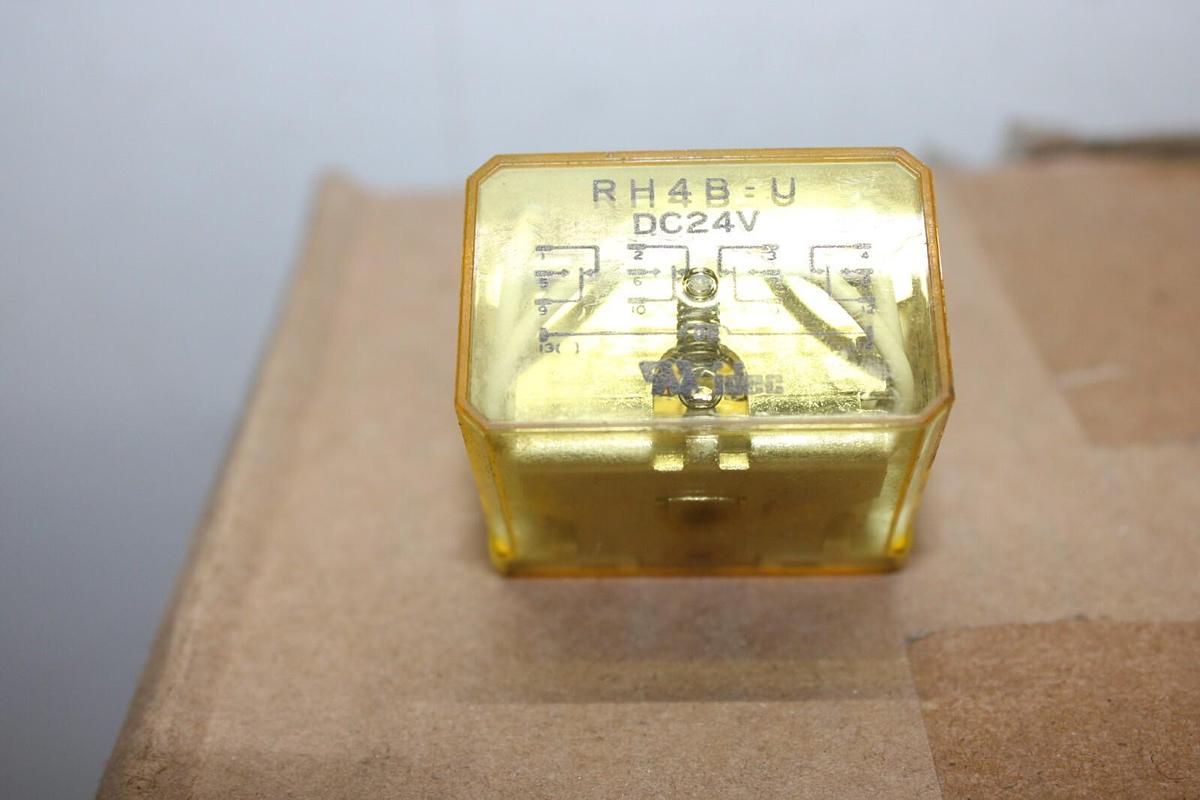 Used IDEC RELAY RH4B-U 120/240 VAC 50/60 HZ 10 AMP *WARRANTY INCLUDED*