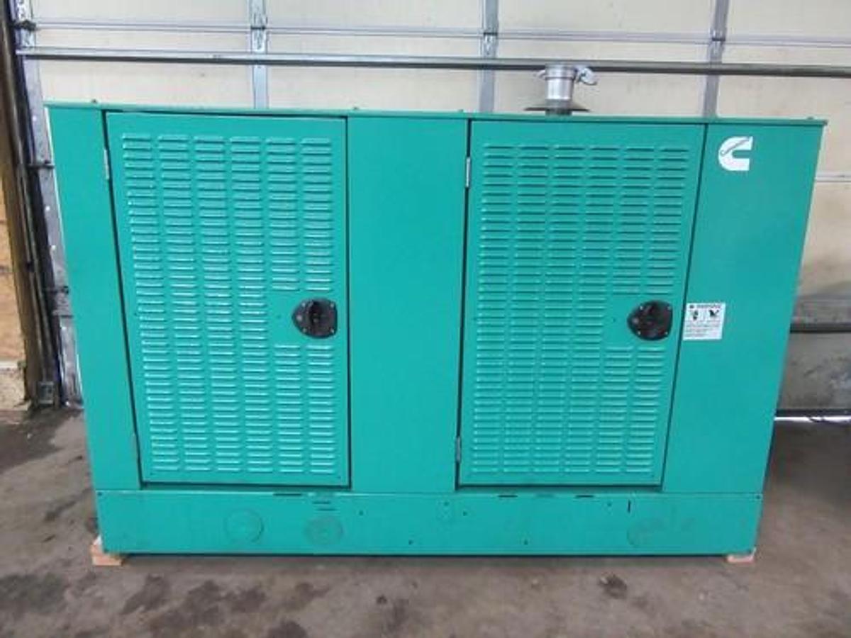 Used 35 KW GENERATOR NAT GAS LP CUMMINS ONAN 120/240 VOLT 1 PH RE-CONNECTABLE 405 HRS