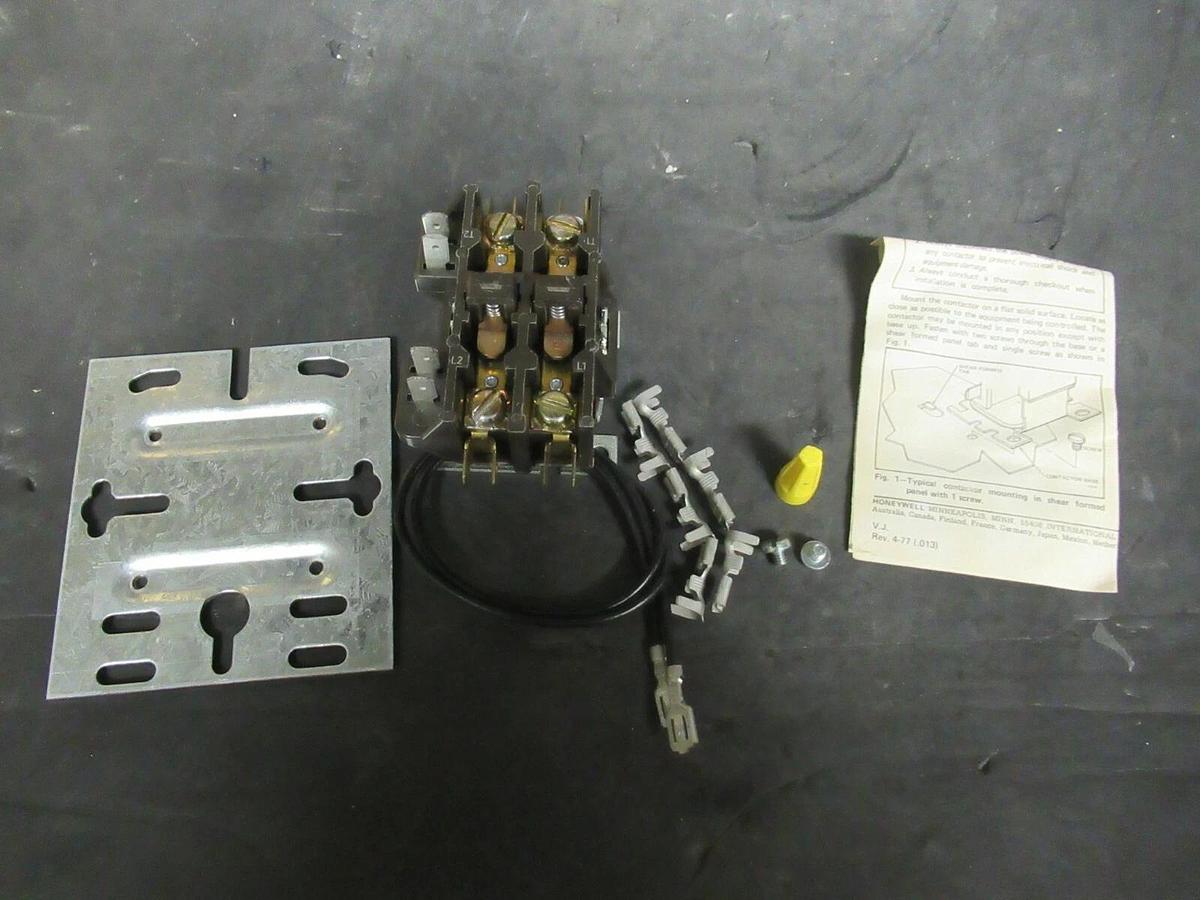 HONEYWELL CONTACTOR R8243 B 1013 30 AMP 48 AMP/RES 277 VAC 60 HP COIL: 24 V