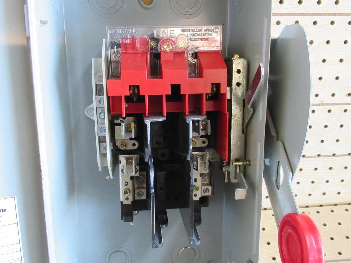 Used CUTLER HAMMER DISCONNECT DH221NGK 30A 240VAC 250VDC 2-POLE **WARRANTY INCLUDED**