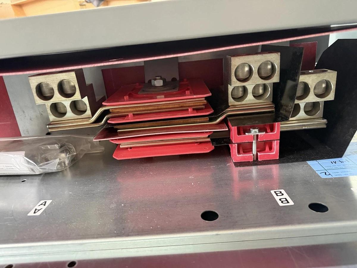 NEW SQUARE D MLO HCP I-LINE PANELBOARD 1000 AMP 480 VAC 18-SLOT 3-PHASE 3-WIRE