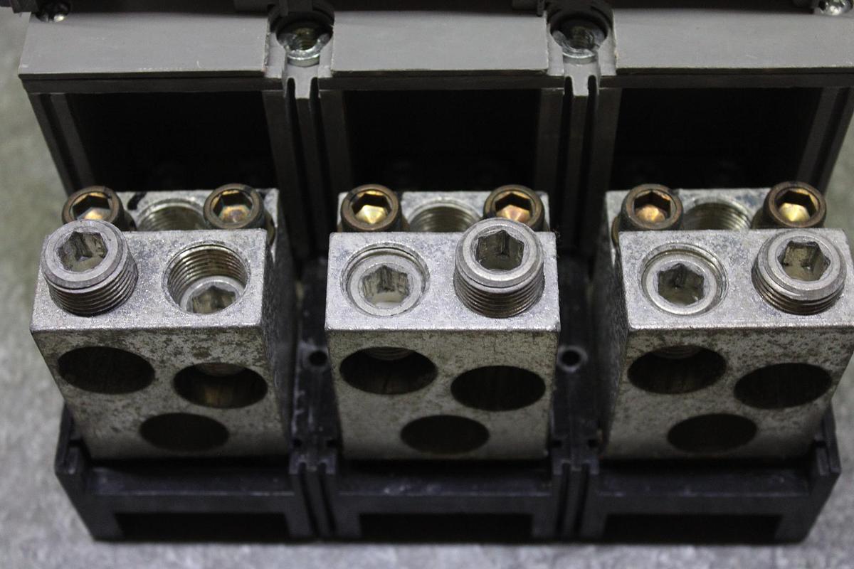 Used SQUARE D CIRCUIT BREAKER Q2L3200 200 AMP 240 VAC 3-POLE