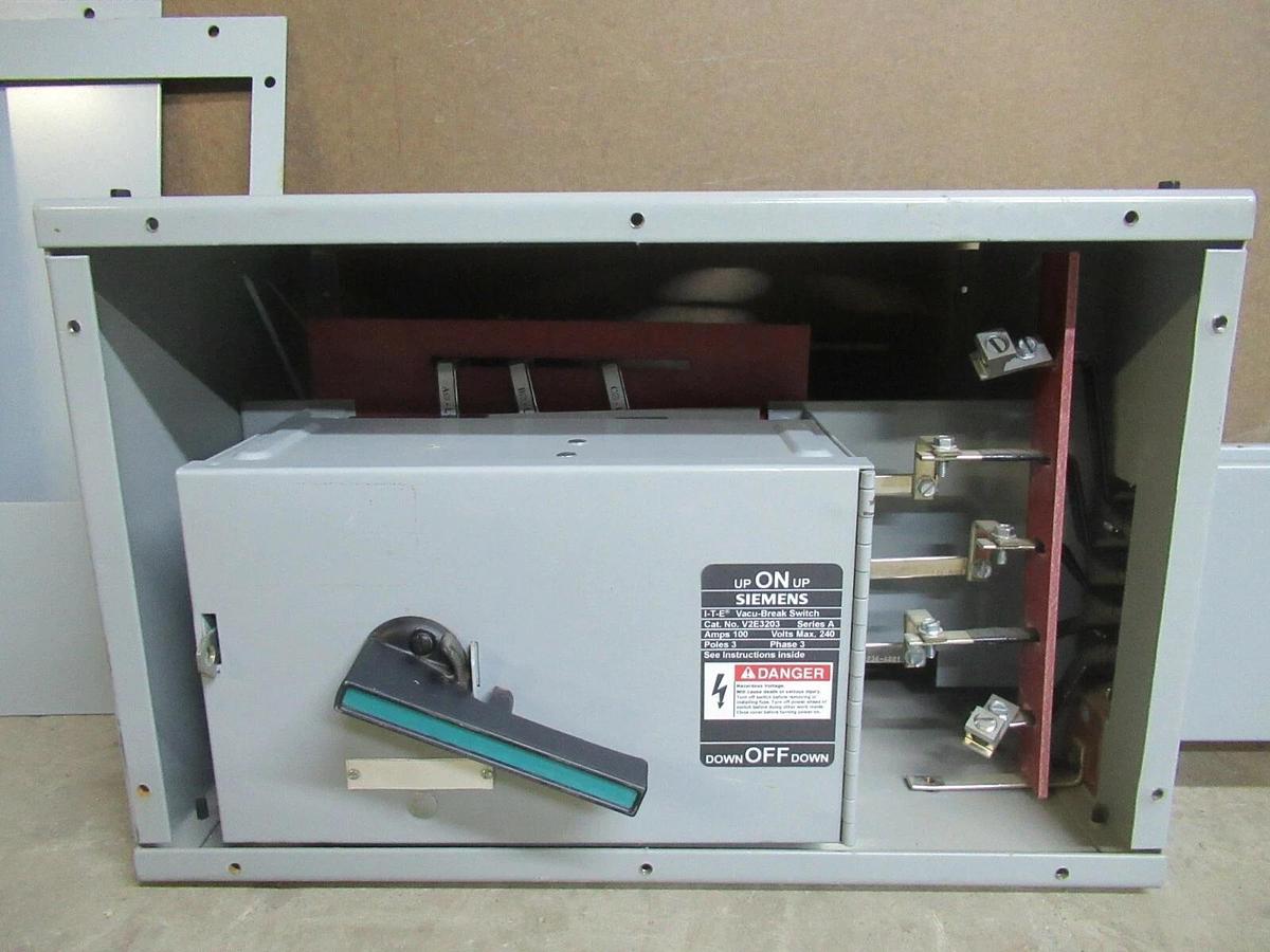 Used SIEMENS 100 AMP 240 V XJ-L BUSWAY TAPBOX W/ VACU-BREAK SWITCH V2E3203 4W XC1004G