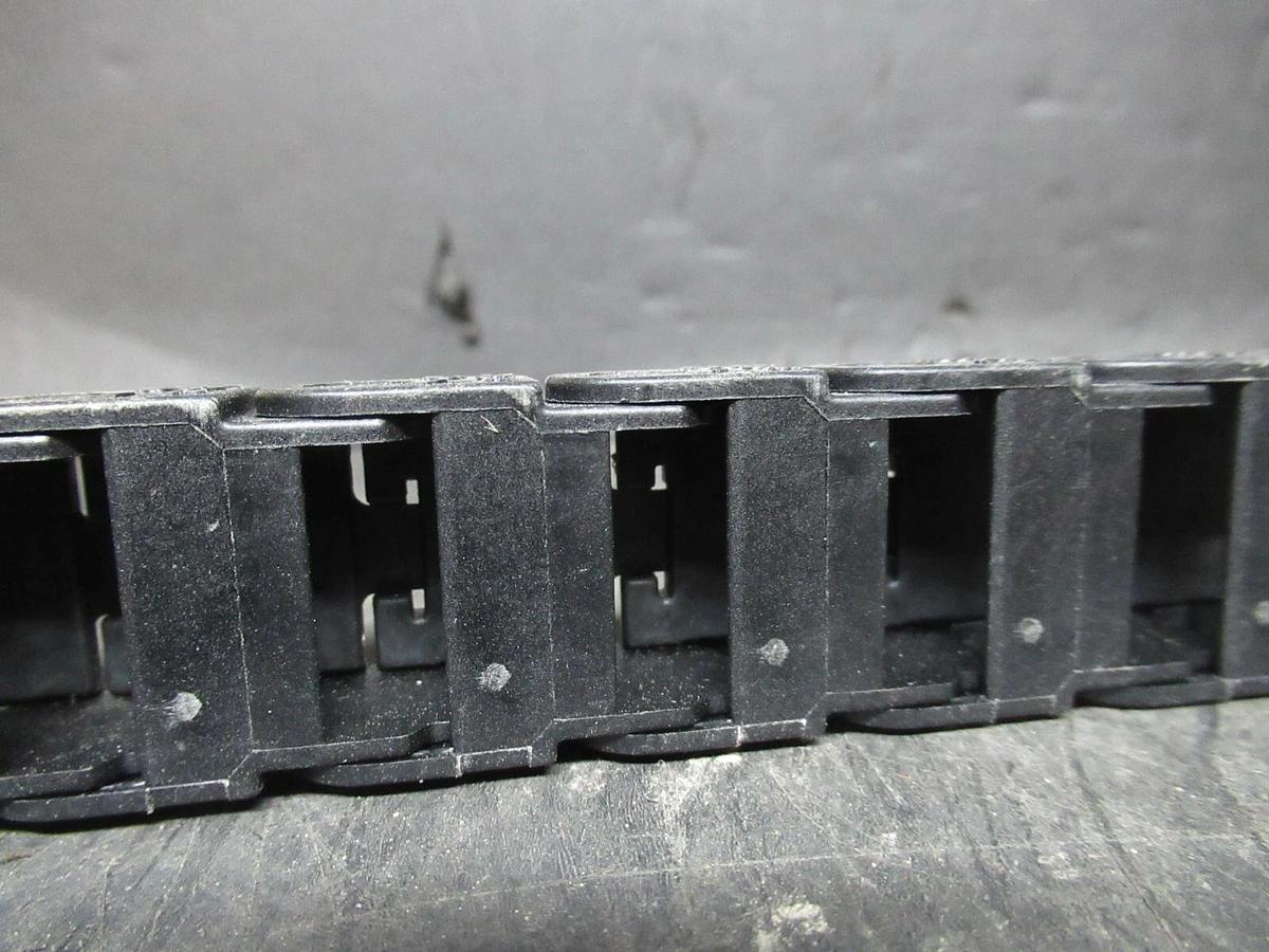 Used IGSU PLASTIC WIRE TACK 108" LENGTH X 1" WIDTH X 5/8" TALL R18 07.20 137 LINKS