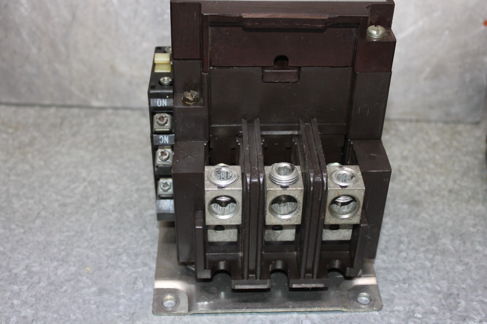 Used CUTLER-HAMMER CONTACTOR C10EN3 NEMA SIZE 3 90 AMP 600 VAC 3-POLE COIL: 120 V