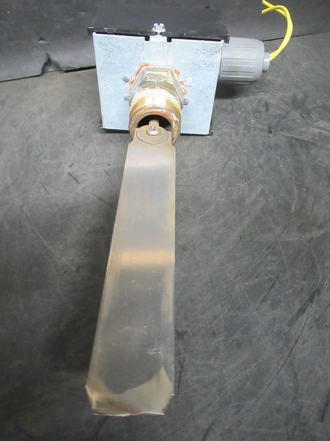 Used MCDONNELL & MILLER FLOW SWITCH FS4-3RP-T 160 PSIG 115/230 VAC 7.4/3.7 AMP