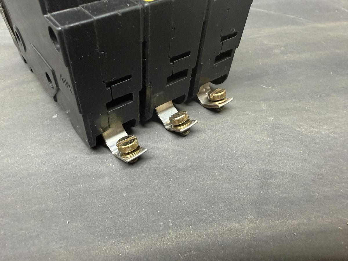 Used SQUARE D CIRCUIT BREAKER EHB34030 30 AMP 480/277 VAC 3-POLE