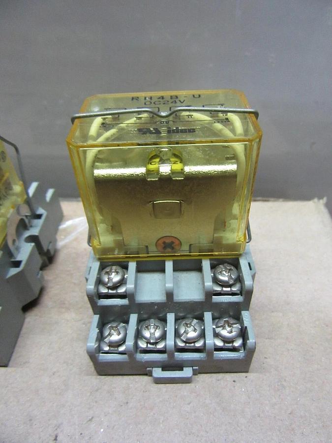 Used LOT OF 2 IDEC RELAY RH4B-U 24 VDC W/ SH4B-05 BASE 10 AMP 300 VOLT