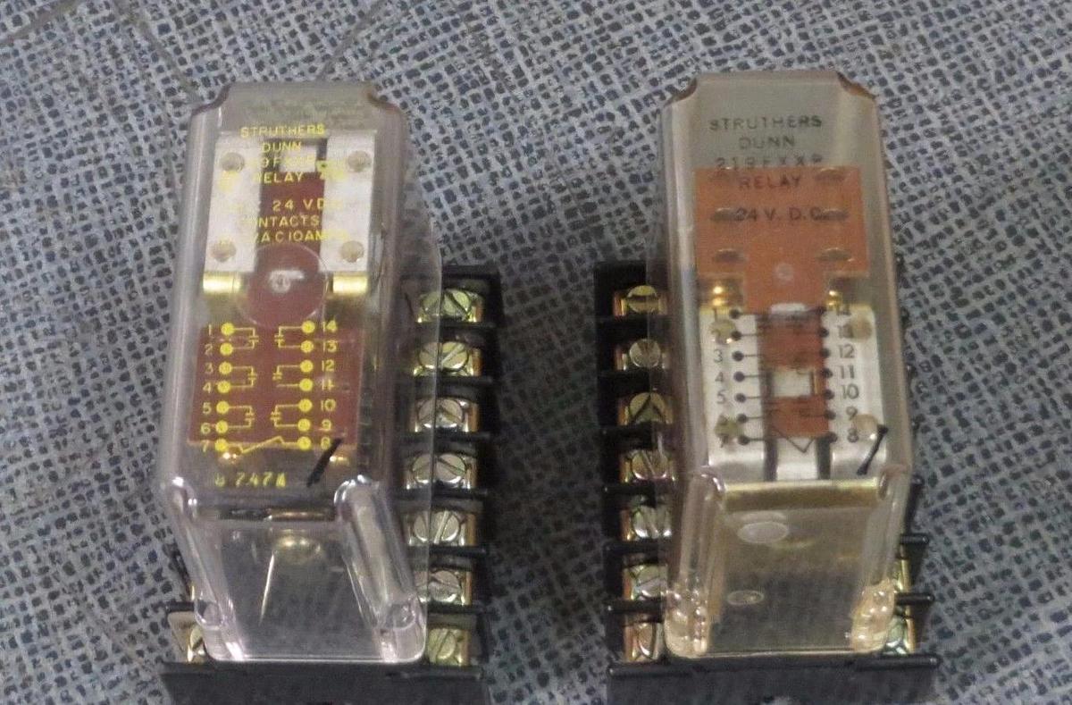 STRUTHERS DUNN RELAY WITH DUNCO BASE! 24 VDC COIL -- 120V 10 AMP MODEL: 219FXXP