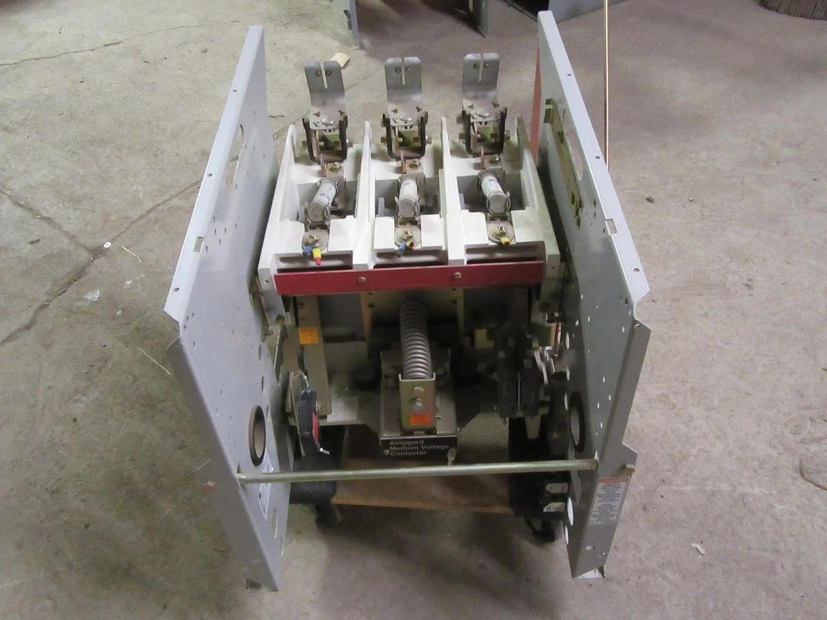 Used CUTLER-HAMMER AMPGARD MEDIUM VOLTAGE CONTACTOR SJS25VW430 2400V 360A COIL: 120V