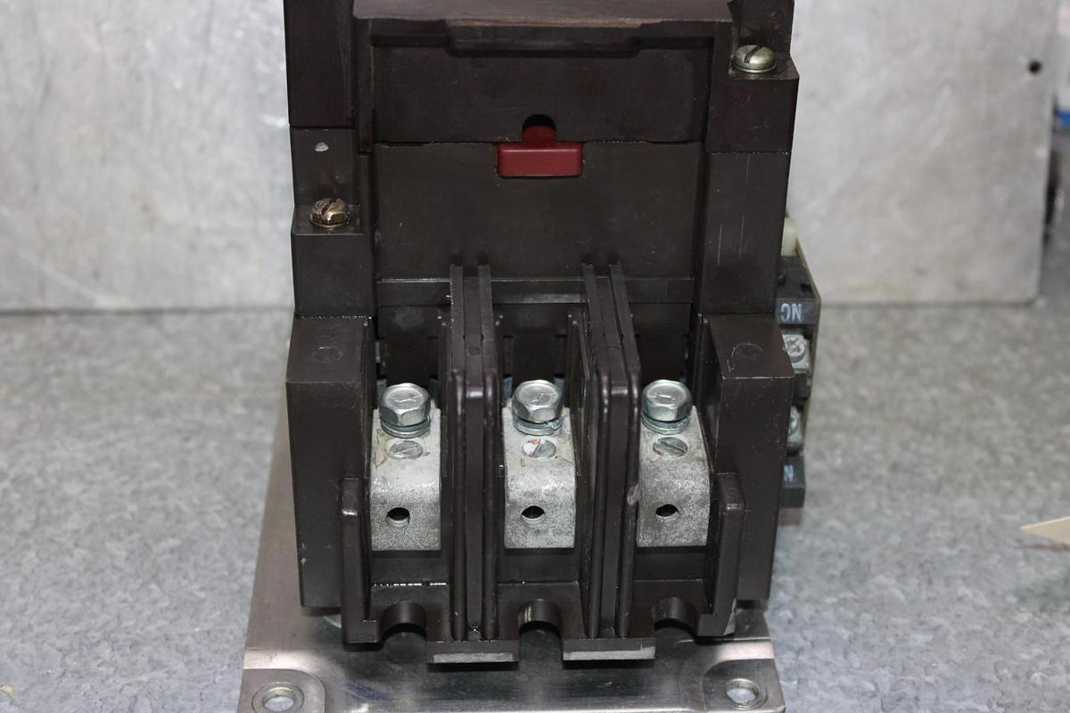 Used CUTLER-HAMMER CONTACTOR C10EN3 NEMA SIZE 3 90 AMP 600 VAC 3-POLE COIL: 120 V