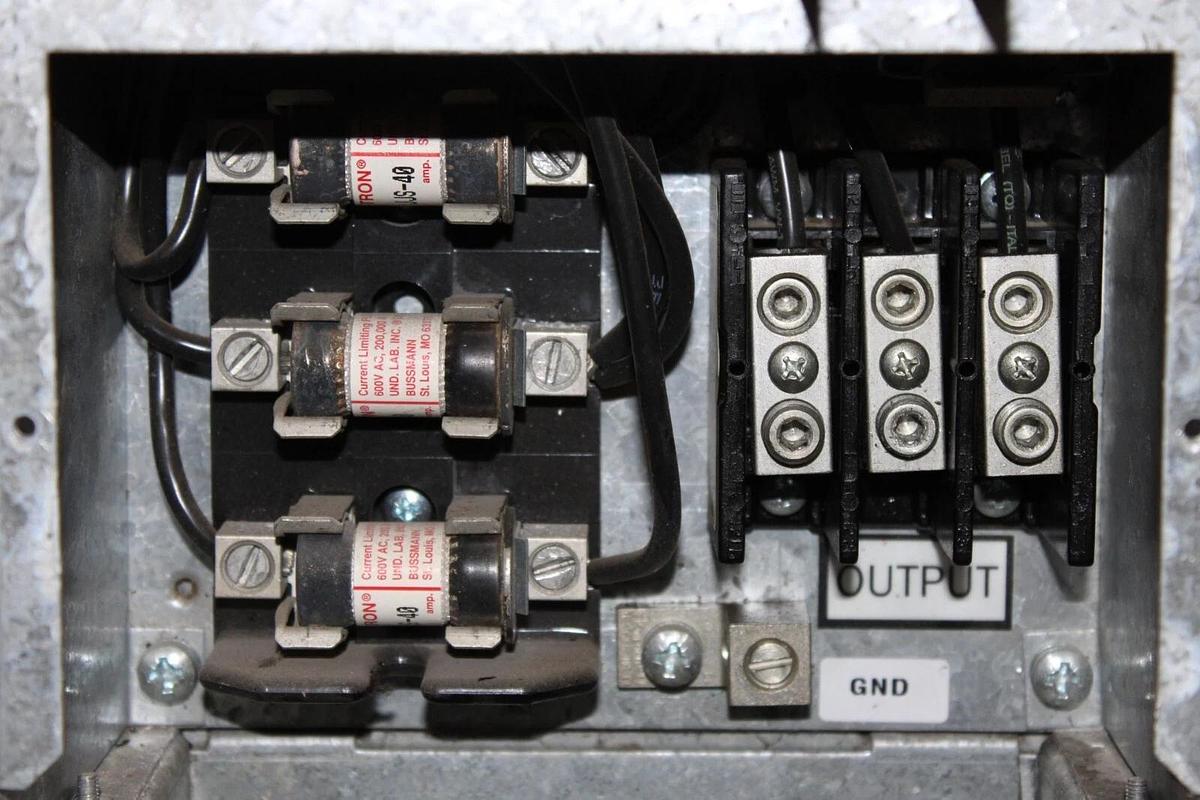 Used ABB VARIABLE SPEED DRIVE ACH401601632 480 VAC 3-PHASE *W/ BYPASS* *NO KEYPAD*