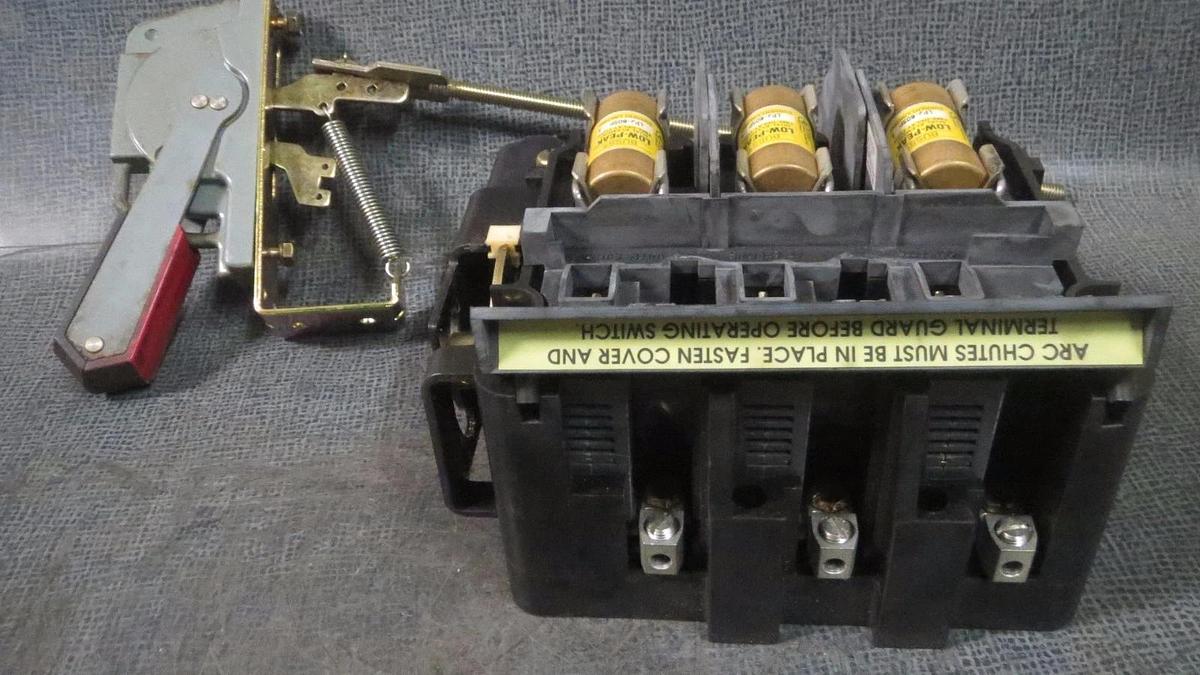 Used ALLEN BRADLEY FUSIBLE DISCONNECT SWITCH 60 AMP 600V 3 POLE MODEL: 1494V-DS60