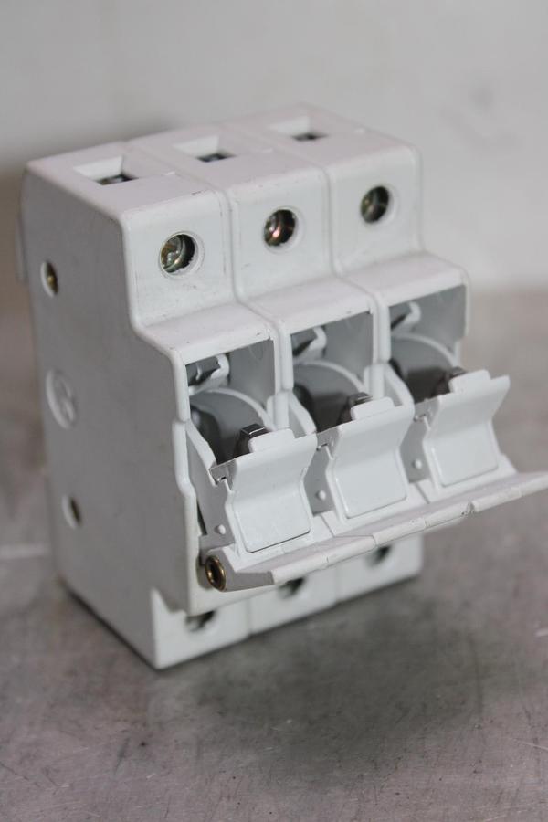 Used FERRAZ SHAWMUT SQUARE BODY PROTISTOR FUSE A065UD33TTI1800 650 VAC 1800 AMP