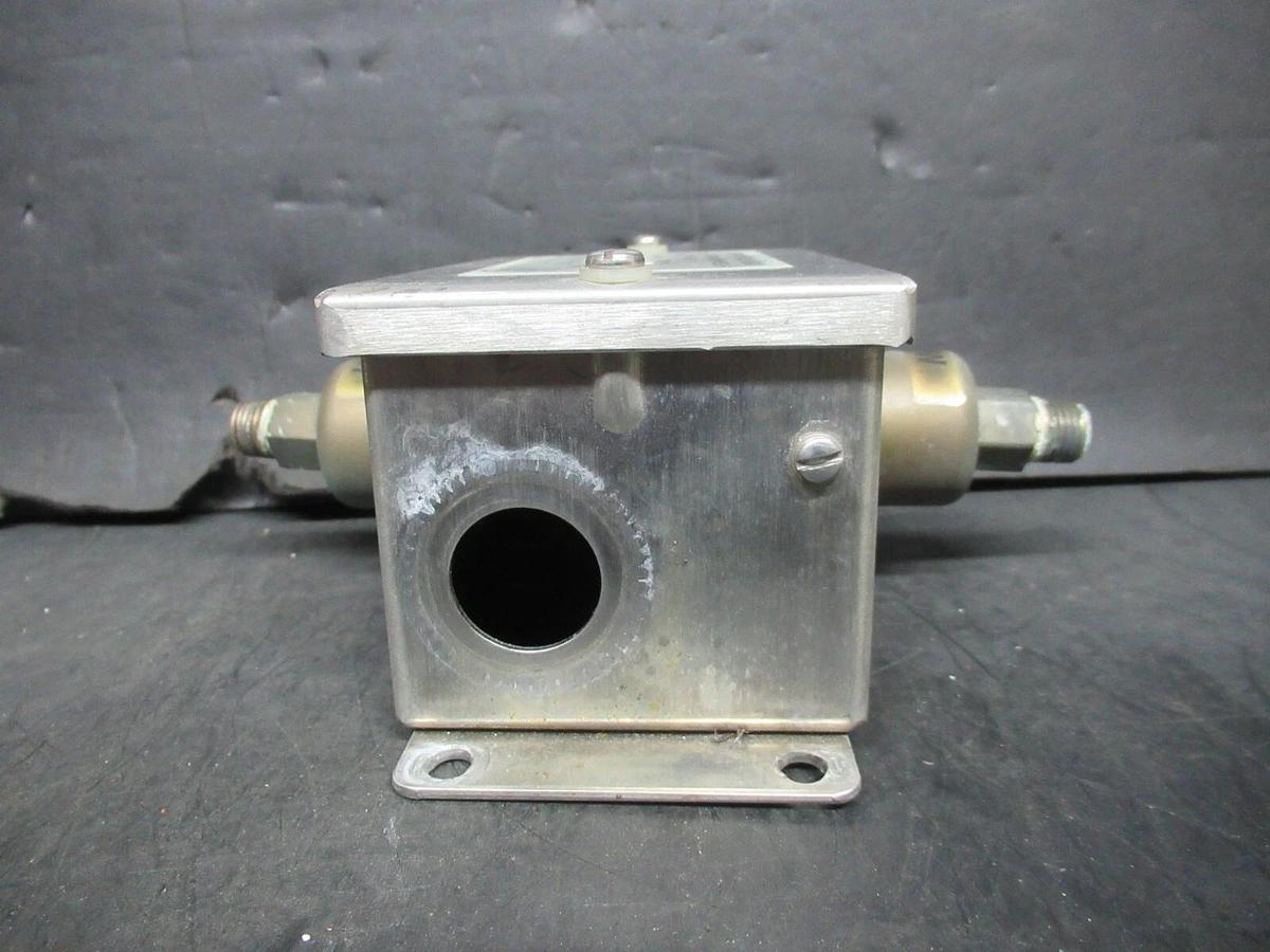 Used KOENIG-PRETEMPCO DIFFERENTIAL PRESSURE SWITCH DSP300A-P40PF-82582-5 300 PSI