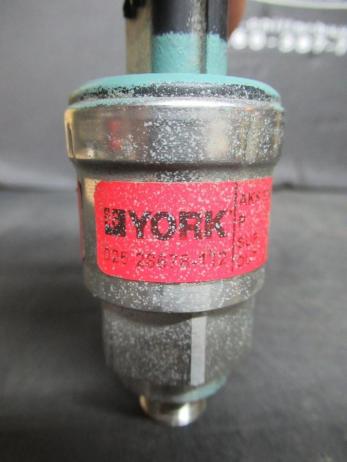 Used YORK DANFOSS PRESSURE TRANSDUCER 025-28678-112 AKS-32R 5 VDC 74 PSIS