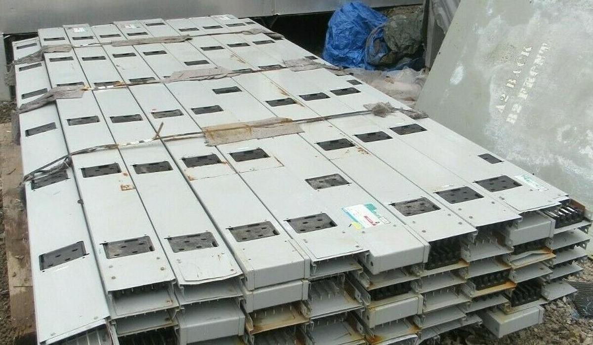 Used SIEMENS PLUG-IN XJ-L BUSWAY 100 A 277/480 VAC 3 PH 4 W NEUTRAL GROUND XC1004GIG