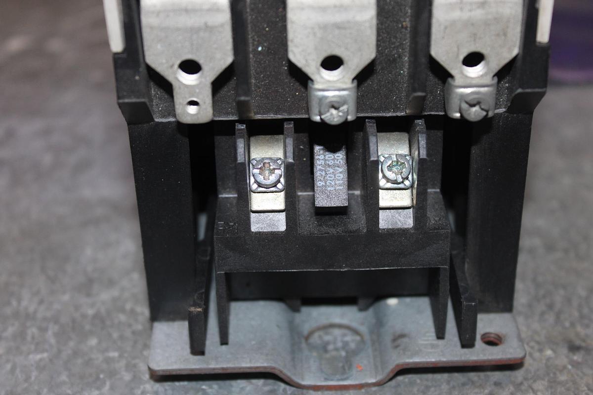 NEW SURPLUS SIEMENS CIRCUIT BREAKER B330 30 AMP 240 VAC 3-POLE