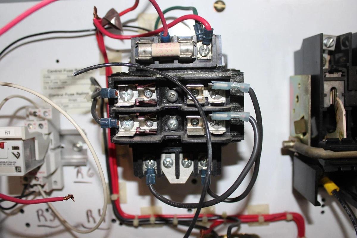 Used SIEMENS NEMA 1 ENCLOSED COMBINATION STARTER W/ SIZE 2 509-C0D STARTER