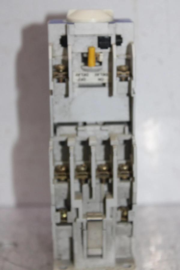 Used CUTLER HAMMER D15CR31 CONTACTOR W/ C320TP1 TIMING RELAY 0.1-30 SECOND