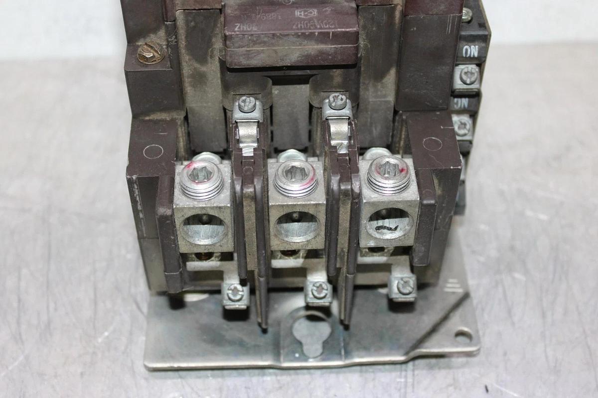 Used CUTLER-HAMMER CONTACTOR C10EN3 NEMA SIZE 3 90 AMP 600 VAC 3-POLE COIL: 120 V
