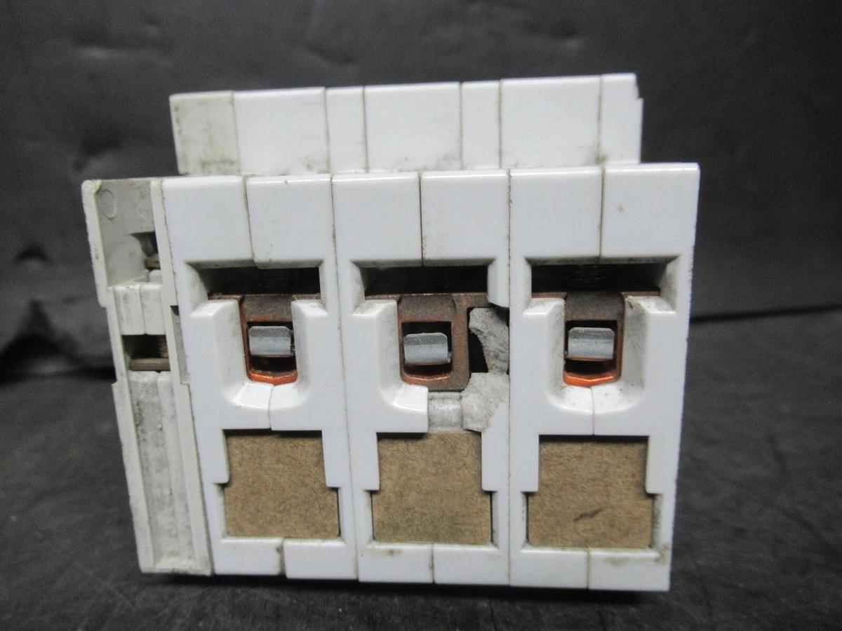 Used SIEMENS CIRCUIT BREAKER 5SX23 C20 20 AMP 480 VAC 3-POLE W/ 5SX9100 AUXILLIARY