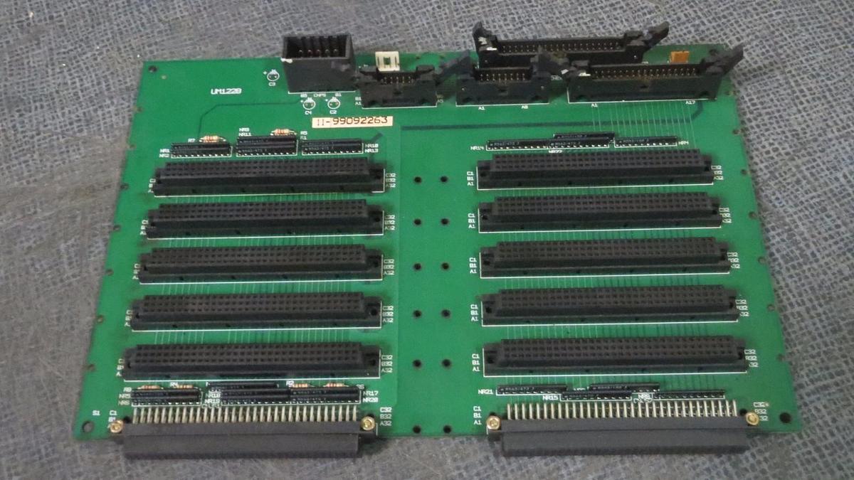 Used NACHI 10 SLOT RACK CIRCUIT BOARD MODEL: UM122B **WARRANTY INCLUDED**