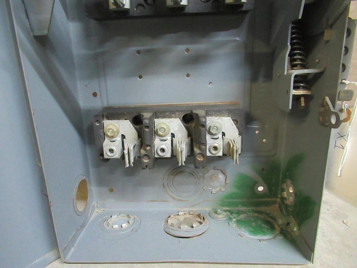 Used SQUARE D SAFETY SWITCH TYPE 1 ENCLOSURE 100 AMP 60 HP 600 VAC 3-POLE