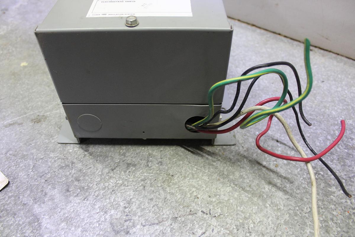 Used SQUARE D POWER TRANSFORMER 3S1F 3 KVA PRI: 240/120V SEC: 120/240V SINGLE PHASE
