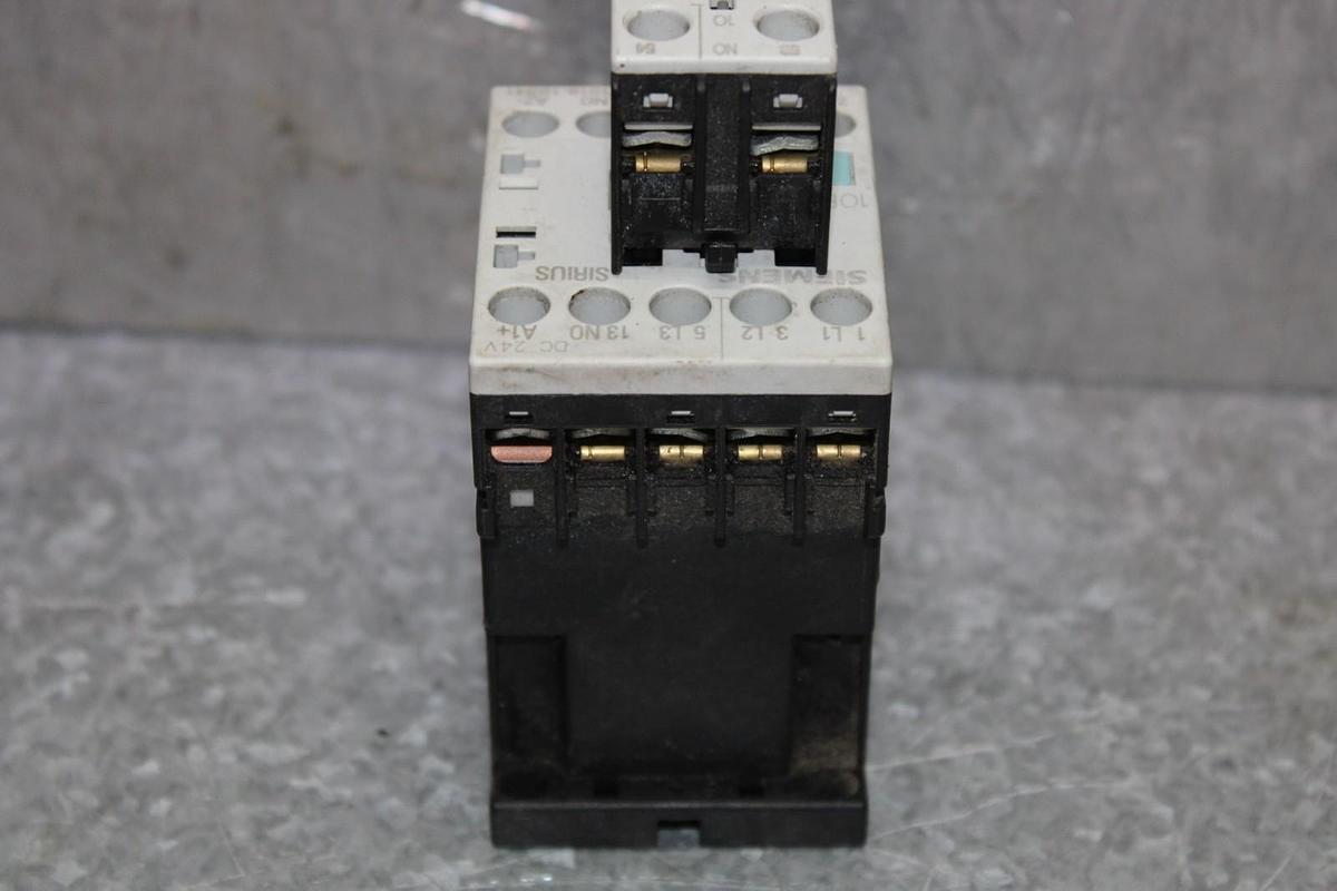 Used SIEMENS SIRIUS CONTACTOR 3RT1016-1BB41 600 VAC 20 AMP 7.5 HP W/ 3RH1911-1AA10